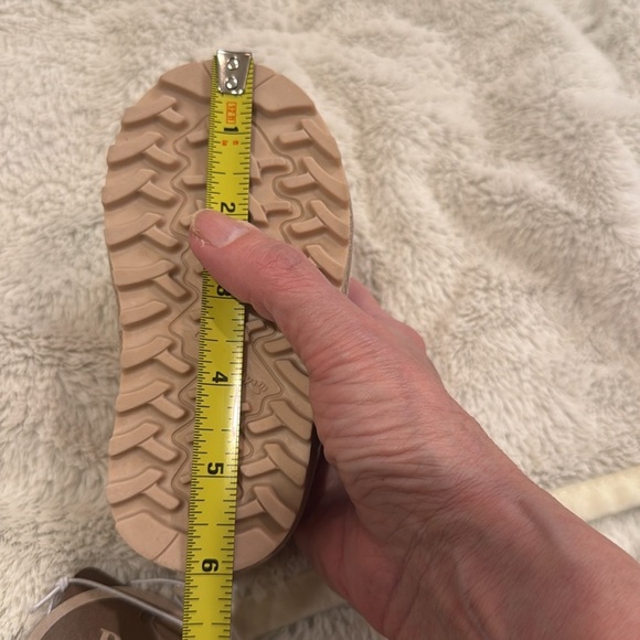 Toddler girl Bear paw ankle boots, Bear Paw, Size 5, color is light tan, NWT - Picture 7 of 8